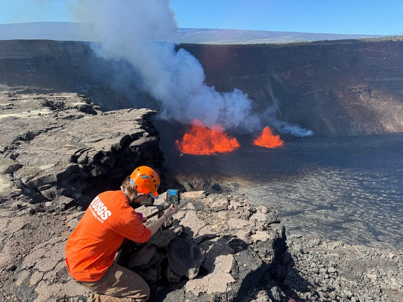 Lahar meletus dari lubang bagian barat pada dinding kaldera di gunung berapi Kilauea, Hawaii, Amerika Serikat (AS), Senin (23/12/2024). (USGS/N. Deligne/Handout via REUTERS)