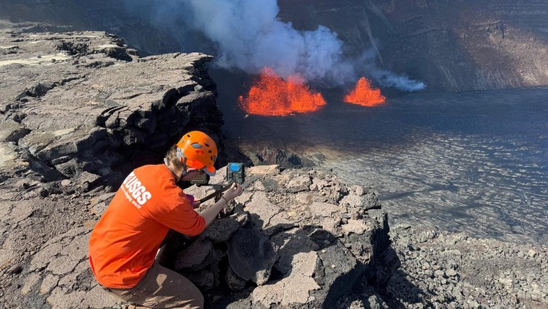 Lahar meletus dari lubang bagian barat pada dinding kaldera di gunung berapi Kilauea, Hawaii, Amerika Serikat (AS), Senin (23/12/2024). (USGS/N. Deligne/Handout via REUTERS)