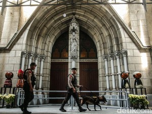 Video Anjing K9 Sterilisasi Gereja Katedral Jelang Misa Malam Natal