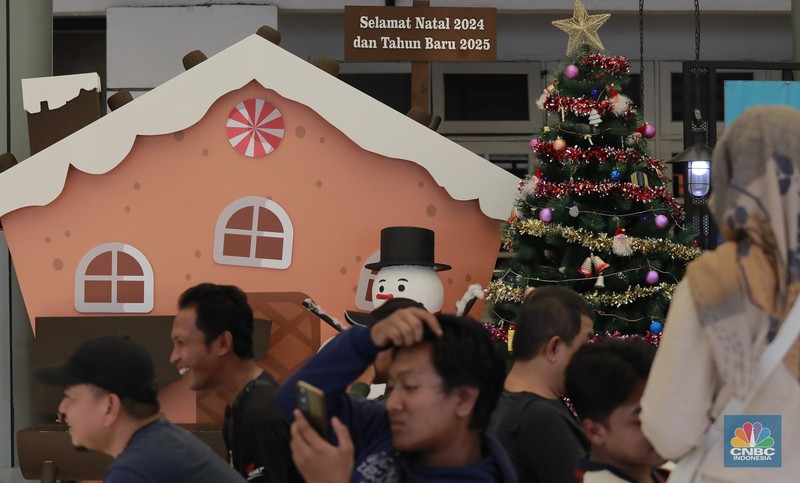Suasana arus mudik Natal dan Tahun Baru (Nataru) di stasiun Pasar Senen, Jakarta, Selasa, (24/12/2024). Puncak Arus Mudik Libur Nataru 2024/2025 Yang Akan Berangkat dari Stasiun Gambir dan Pasar Senen terjadi hari ini, rilis pers KAI Daop 1 mencatat 93 Persen Tiket telah terjual. (CNBC Indonesia/Muhammad Sabki)