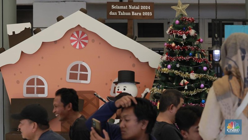 Suasana arus mudik Natal dan Tahun Baru (Nataru) di stasiun Pasar Senen, Jakarta, Selasa, (24/12/2024). Puncak Arus Mudik Libur Nataru 2024/2025 Yang Akan Berangkat dari Stasiun Gambir dan Pasar Senen terjadi hari ini, rilis pers KAI Daop 1 mencatat 93 Persen Tiket telah terjual. (CNBC Indonesia/Muhammad Sabki)