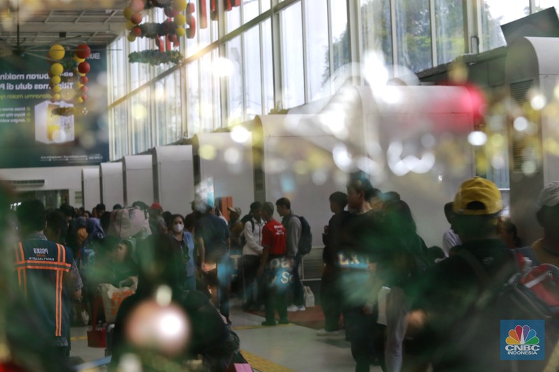 Suasana arus mudik Natal dan Tahun Baru (Nataru) di stasiun Pasar Senen, Jakarta, Selasa, (24/12/2024). Puncak Arus Mudik Libur Nataru 2024/2025 Yang Akan Berangkat dari Stasiun Gambir dan Pasar Senen terjadi hari ini, rilis pers KAI Daop 1 mencatat 93 Persen Tiket telah terjual. (CNBC Indonesia/Muhammad Sabki)
