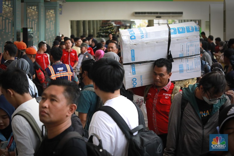 Suasana arus mudik Natal dan Tahun Baru (Nataru) di stasiun Pasar Senen, Jakarta, Selasa, (24/12/2024). Puncak Arus Mudik Libur Nataru 2024/2025 Yang Akan Berangkat dari Stasiun Gambir dan Pasar Senen terjadi hari ini, rilis pers KAI Daop 1 mencatat 93 Persen Tiket telah terjual. (CNBC Indonesia/Muhammad Sabki)