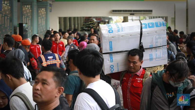 Suasana arus mudik Natal dan Tahun Baru (Nataru) di stasiun Pasar Senen, Jakarta, Selasa, (24/12/2024). Puncak Arus Mudik Libur Nataru 2024/2025 Yang Akan Berangkat dari Stasiun Gambir dan Pasar Senen terjadi hari ini, rilis pers KAI Daop 1 mencatat 93 Persen Tiket telah terjual. (CNBC Indonesia/Muhammad Sabki)