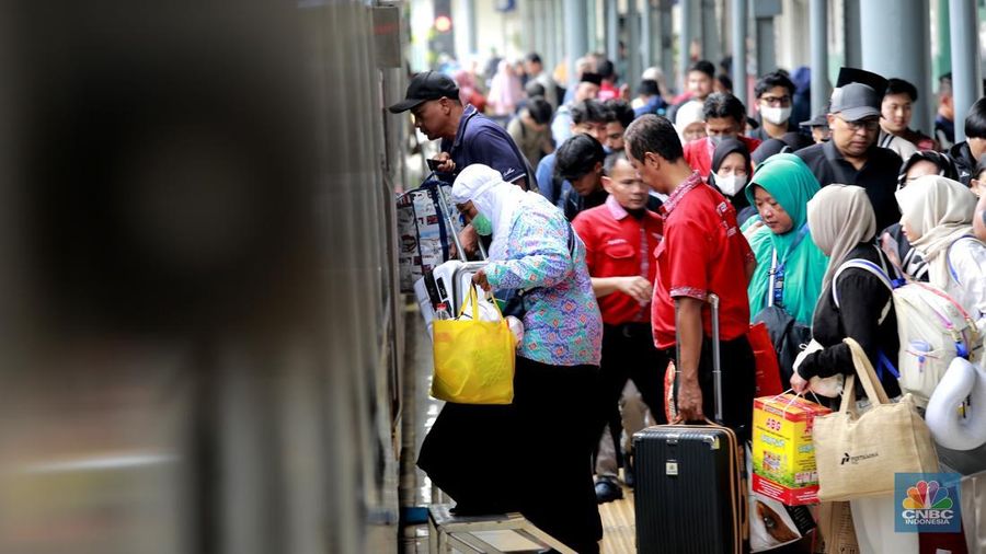 Suasana arus mudik Natal dan Tahun Baru (Nataru) di stasiun Pasar Senen, Jakarta, Selasa, (24/12/2024). Puncak Arus Mudik Libur Nataru 2024/2025 Yang Akan Berangkat dari Stasiun Gambir dan Pasar Senen terjadi hari ini, rilis pers KAI Daop 1 mencatat 93 Persen Tiket telah terjual. (վ/Muhammad Sabki)