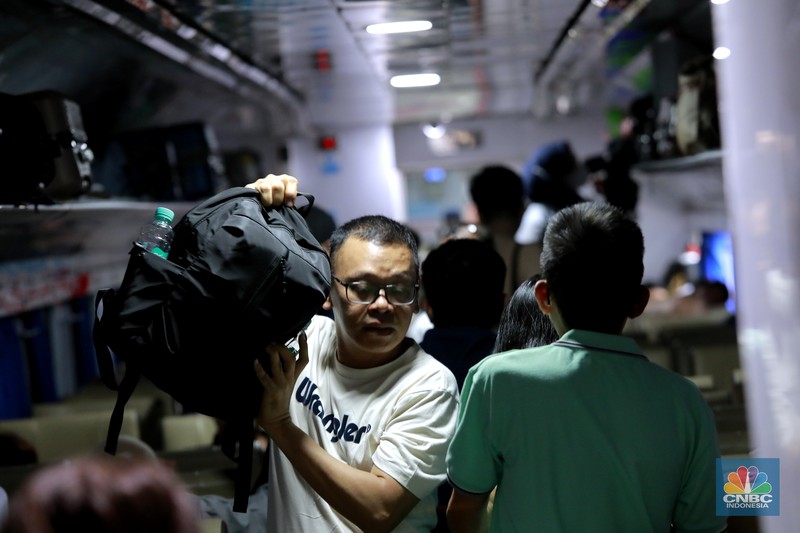Suasana arus mudik Natal dan Tahun Baru (Nataru) di stasiun Pasar Senen, Jakarta, Selasa, (24/12/2024). Puncak Arus Mudik Libur Nataru 2024/2025 Yang Akan Berangkat dari Stasiun Gambir dan Pasar Senen terjadi hari ini, rilis pers KAI Daop 1 mencatat 93 Persen Tiket telah terjual. (CNBC Indonesia/Muhammad Sabki)