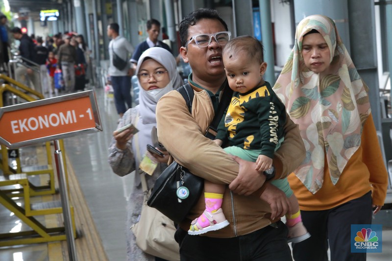 Suasana arus mudik Natal dan Tahun Baru (Nataru) di stasiun Pasar Senen, Jakarta, Selasa, (24/12/2024). Puncak Arus Mudik Libur Nataru 2024/2025 Yang Akan Berangkat dari Stasiun Gambir dan Pasar Senen terjadi hari ini, rilis pers KAI Daop 1 mencatat 93 Persen Tiket telah terjual. (CNBC Indonesia/Muhammad Sabki)