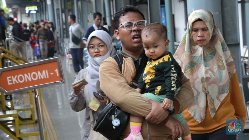 Suasana arus mudik Natal dan Tahun Baru (Nataru) di stasiun Pasar Senen, Jakarta, Selasa, (24/12/2024). Puncak Arus Mudik Libur Nataru 2024/2025 Yang Akan Berangkat dari Stasiun Gambir dan Pasar Senen terjadi hari ini, rilis pers KAI Daop 1 mencatat 93 Persen Tiket telah terjual. (CNBC Indonesia/Muhammad Sabki)