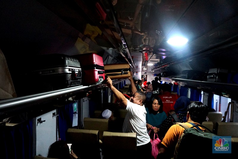 Suasana arus mudik Natal dan Tahun Baru (Nataru) di stasiun Pasar Senen, Jakarta, Selasa, (24/12/2024). Puncak Arus Mudik Libur Nataru 2024/2025 Yang Akan Berangkat dari Stasiun Gambir dan Pasar Senen terjadi hari ini, rilis pers KAI Daop 1 mencatat 93 Persen Tiket telah terjual. (CNBC Indonesia/Muhammad Sabki)