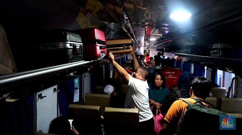 Suasana arus mudik Natal dan Tahun Baru (Nataru) di stasiun Pasar Senen, Jakarta, Selasa, (24/12/2024). Puncak Arus Mudik Libur Nataru 2024/2025 Yang Akan Berangkat dari Stasiun Gambir dan Pasar Senen terjadi hari ini, rilis pers KAI Daop 1 mencatat 93 Persen Tiket telah terjual. (CNBC Indonesia/Muhammad Sabki)