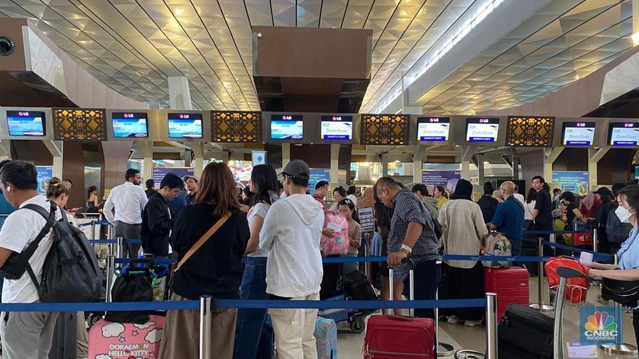 Suasana Bandara Soetta jelang Natal dan Tahun Baru, Selasa (24/12/2024). (CNBC Indonesia/Novina)