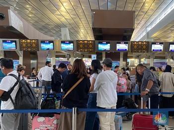 Suasana Bandara Soetta jelang Natal dan Tahun Baru, Selasa (24/12/2024). (CNBC Indonesia/Novina)