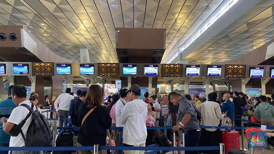 Suasana Bandara Soetta jelang Natal dan Tahun Baru, Selasa (24/12/2024). (CNBC Indonesia/Novina)