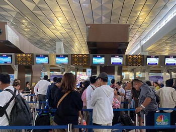 Suasana Bandara Soetta jelang Natal dan Tahun Baru, Selasa (24/12/2024). (CNBC Indonesia/Novina)