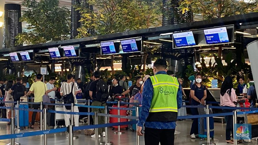 Suasana Bandara Soetta jelang Natal dan Tahun Baru, Selasa (24/12/2024). (CNBC Indonesia/Novina)