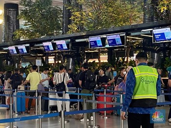 Suasana Bandara Soetta jelang Natal dan Tahun Baru, Selasa (24/12/2024). (CNBC Indonesia/Novina)