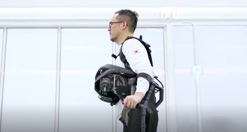Tim Korea Selatan kembangkan robot ‘Iron Man’ yang bantu penyandang paraplegik berjalan. (REUTERS/Sebin Choi)