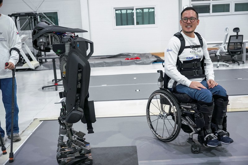 Tim Korea Selatan kembangkan robot ‘Iron Man’ yang bantu penyandang paraplegik berjalan. (REUTERS/Sebin Choi)