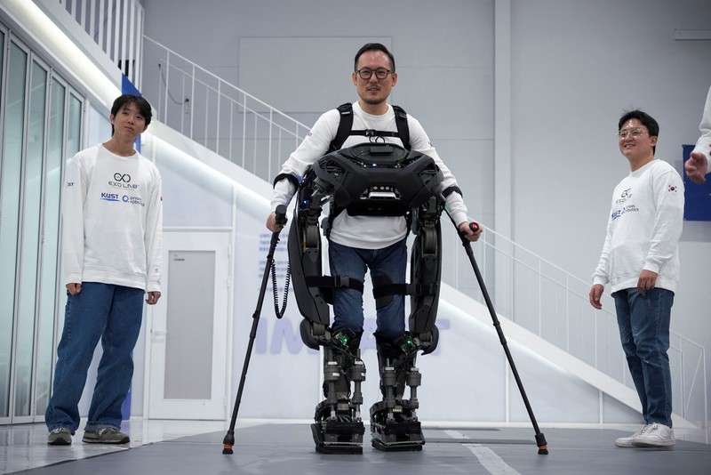 Tim Korea Selatan kembangkan robot ‘Iron Man’ yang bantu penyandang paraplegik berjalan. (REUTERS/Sebin Choi) Tim Korea Selatan kembangkan robot ‘Iron Man’ yang bantu penyandang paraplegik berjalan. (REUTERS/Sebin Choi)