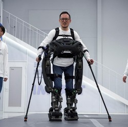 Penampakan 'Iron Man' Buatan Korea, Difabel Bisa Jalan Lagi
