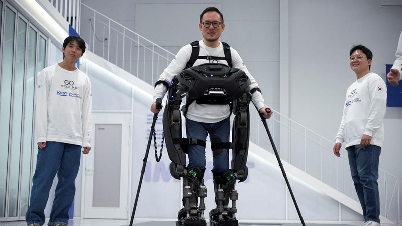 Tim Korea Selatan kembangkan robot ‘Iron Man’ yang bantu penyandang paraplegik berjalan. (REUTERS/Sebin Choi)