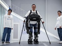 Penampakan 'Iron Man' Buatan Korea, Difabel Bisa Jalan Lagi