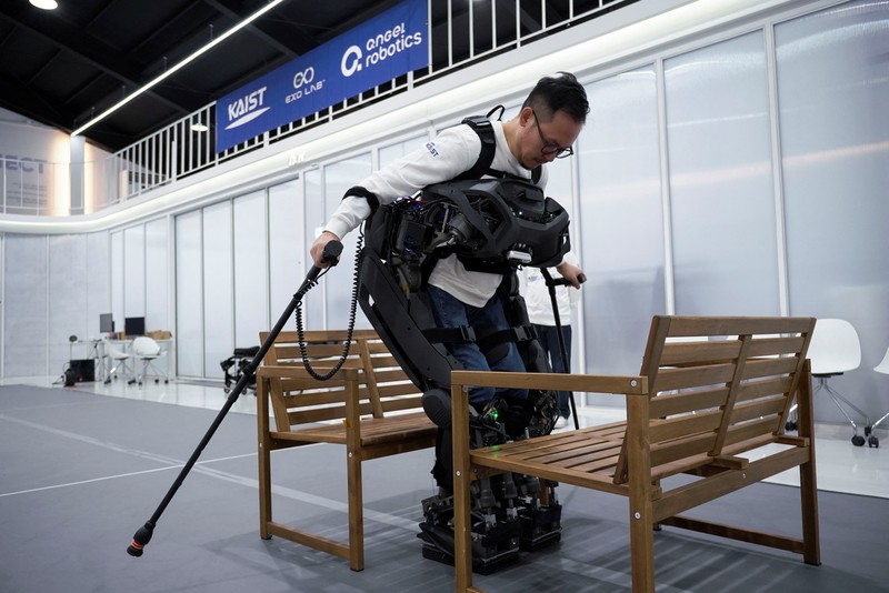 Tim Korea Selatan kembangkan robot ‘Iron Man’ yang bantu penyandang paraplegik berjalan. (REUTERS/Sebin Choi) Tim Korea Selatan kembangkan robot ‘Iron Man’ yang bantu penyandang paraplegik berjalan. (REUTERS/Sebin Choi)