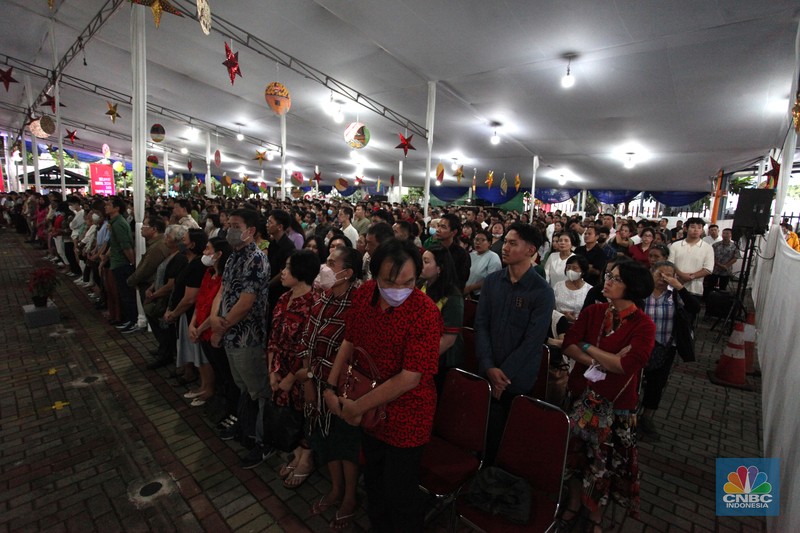 Umat Katolik di Jakarta merayakan Misa Malam Natal di Gereja Katedral Jakarta pada Selasa (24/12/2024). (CNBC Indonesia/Muhammad Sabki)