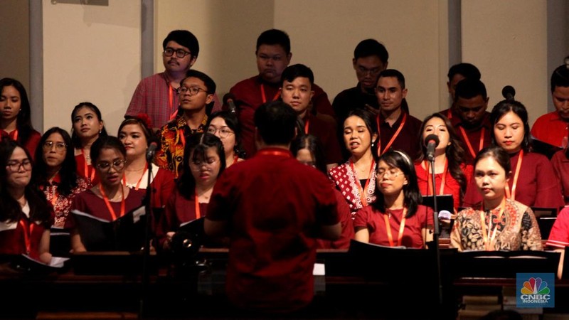 Umat Katolik di Jakarta merayakan Misa Malam Natal di Gereja Katedral Jakarta pada Selasa (24/12/2024). (CNBC Indonesia/Muhammad Sabki)