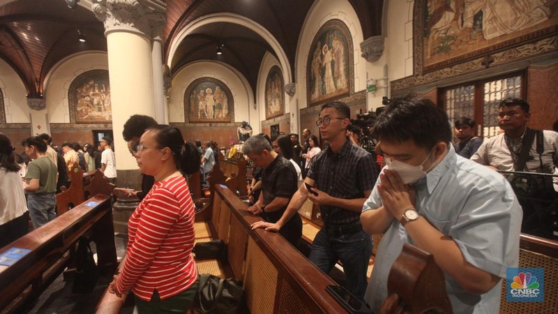 Umat Katolik di Jakarta merayakan Misa Malam Natal di Gereja Katedral Jakarta pada Selasa (24/12/2024). (CNBC Indonesia/Muhammad Sabki)