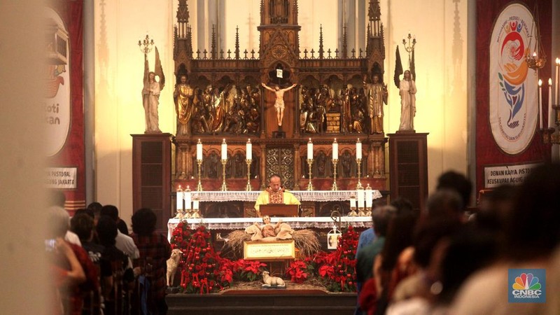 Umat Katolik di Jakarta merayakan Misa Malam Natal di Gereja Katedral Jakarta pada Selasa (24/12/2024). (CNBC Indonesia/Muhammad Sabki)