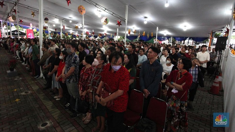 Umat Katolik di Jakarta merayakan Misa Malam Natal di Gereja Katedral Jakarta pada Selasa (24/12/2024). (CNBC Indonesia/Muhammad Sabki)