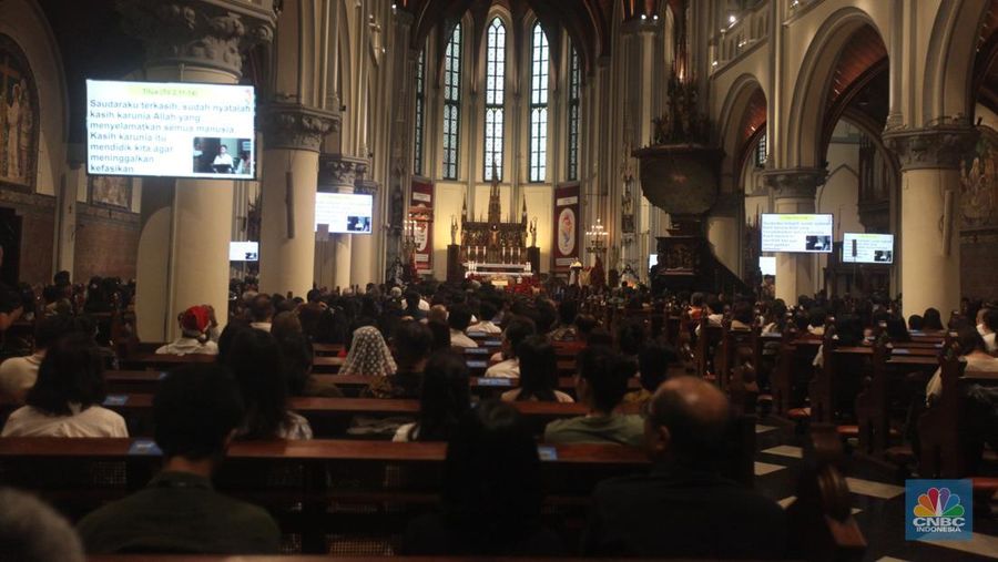 Umat Katolik di Jakarta merayakan Misa Malam Natal di Gereja Katedral Jakarta pada Selasa (24/12/2024). (վ/Muhammad Sabki)