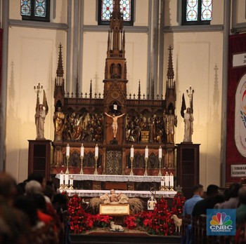 Melihat Khidmat Malam Misa Natal di Gereja Katedral