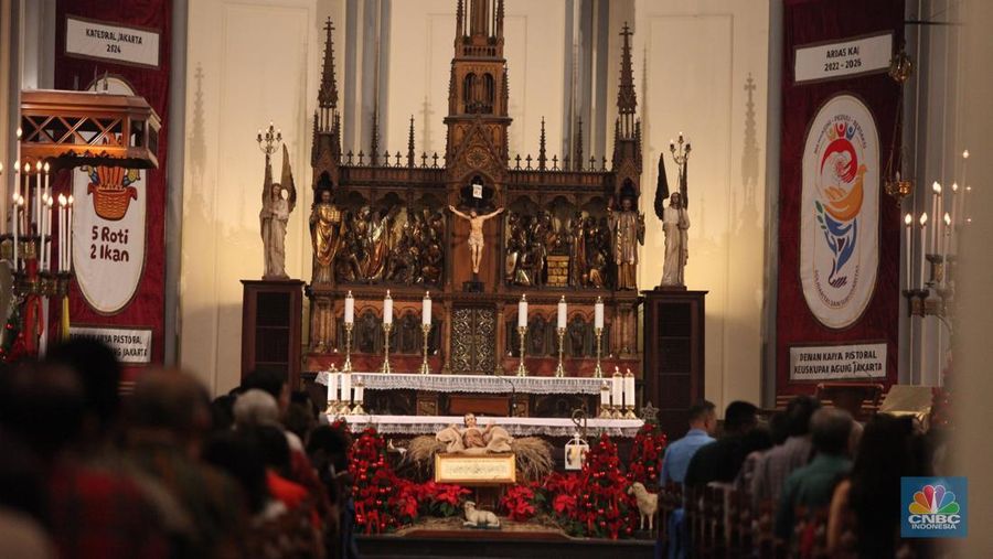Umat Katolik di Jakarta merayakan Misa Malam Natal di Gereja Katedral Jakarta pada Selasa (24/12/2024). (CNBC Indonesia/Muhammad Sabki)