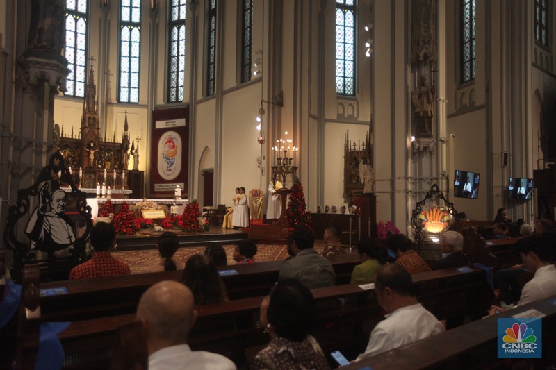 Umat Katolik di Jakarta merayakan Misa Malam Natal di Gereja Katedral Jakarta pada Selasa (24/12/2024). (CNBC Indonesia/Muhammad Sabki)