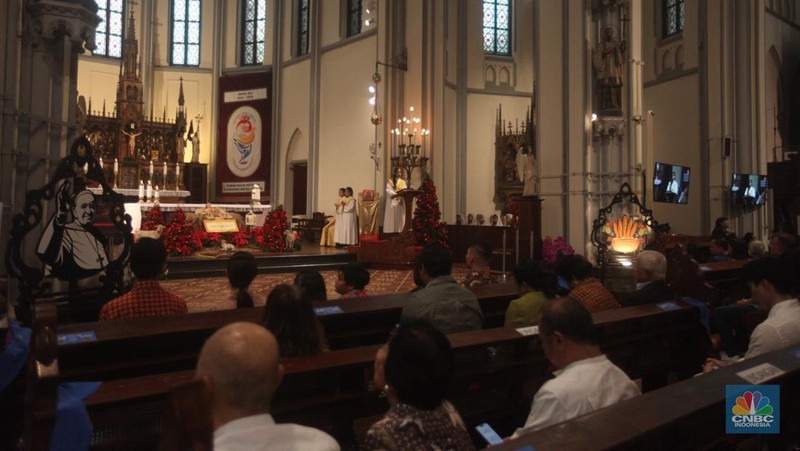 Umat Katolik di Jakarta merayakan Misa Malam Natal di Gereja Katedral Jakarta pada Selasa (24/12/2024). (CNBC Indonesia/Muhammad Sabki)