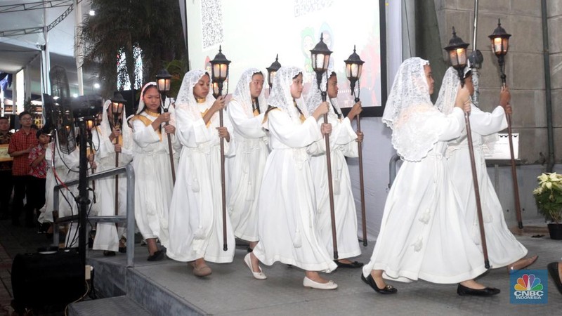 Umat Katolik di Jakarta merayakan Misa Malam Natal di Gereja Katedral Jakarta pada Selasa (24/12/2024). (CNBC Indonesia/Muhammad Sabki)