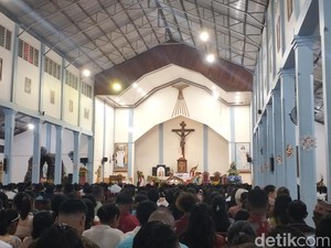 Ribuan Umat Hadiri Misa Malam Natal di Labuan Bajo