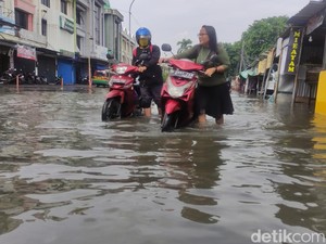 Banjir Jalan Pepelegi Sidoarjo Belum Surut Sejak Sore Kemarin