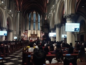 Video Jelang Misa Malam Natal di Gereja Katedral Jakarta, Jemaat Berdatangan