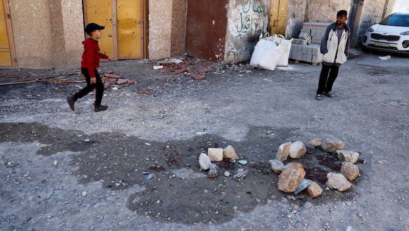 A gunman fires a rifle during the funeral of Rayan Bani Odeh, a Palestinian child who was killed in an Israeli airstrike, in Tammoun, near Tubas, in the Israeli-occupied West Bank, December 25, 2024. REUTERS/Raneen Sawafta     TPX IMAGES OF THE DAY