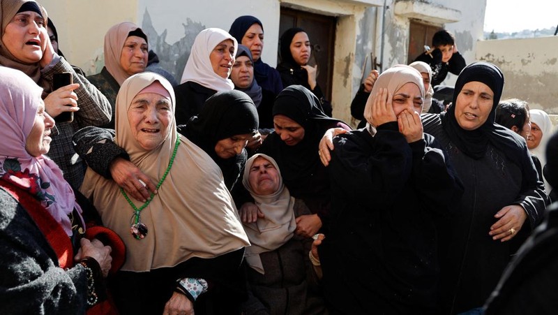 A gunman fires a rifle during the funeral of Rayan Bani Odeh, a Palestinian child who was killed in an Israeli airstrike, in Tammoun, near Tubas, in the Israeli-occupied West Bank, December 25, 2024. REUTERS/Raneen Sawafta     TPX IMAGES OF THE DAY