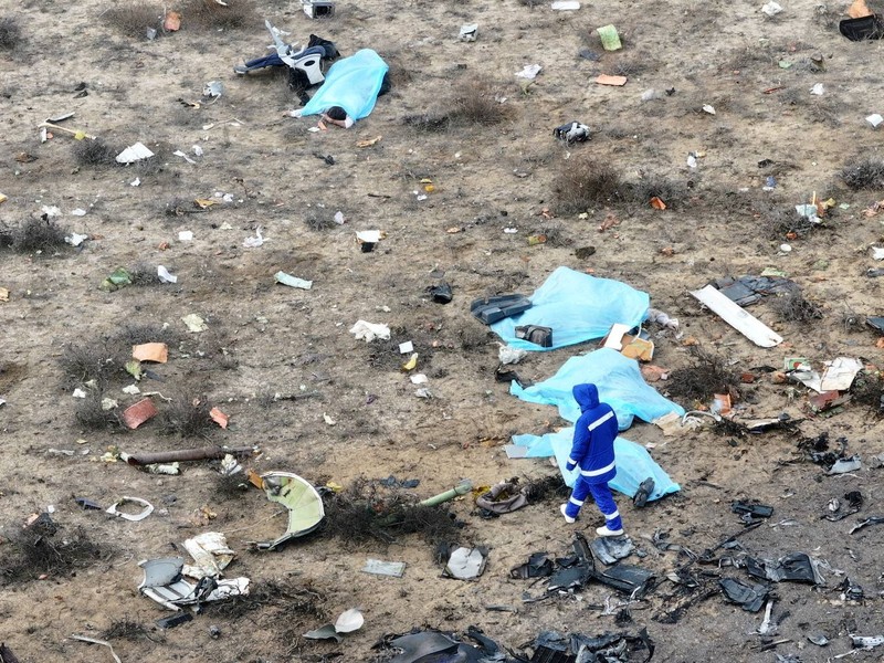 Pemandangan drone menunjukkan lokasi jatuhnya pesawat penumpang Azerbaijan Airlines di dekat kota Aktau, Kazakhstan, 25/12/2024. REUTERS/Azamat Sarsenbayev