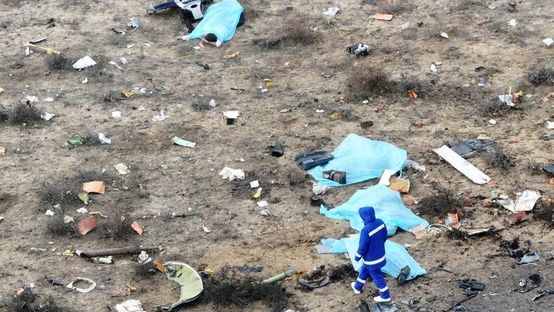 Pemandangan drone menunjukkan lokasi jatuhnya pesawat penumpang Azerbaijan Airlines di dekat kota Aktau, Kazakhstan, 25/12/2024. REUTERS/Azamat Sarsenbayev