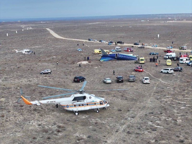 Pemandangan drone menunjukkan lokasi jatuhnya pesawat penumpang Azerbaijan Airlines di dekat kota Aktau, Kazakhstan, 25/12/2024. REUTERS/Azamat Sarsenbayev