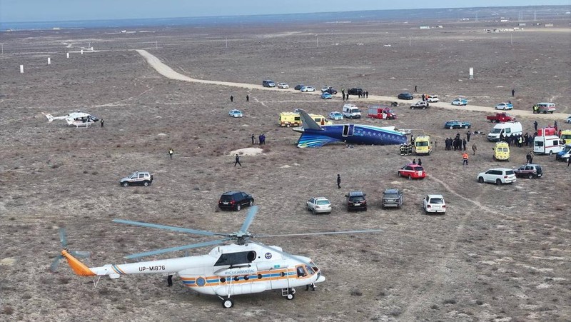 Pemandangan drone menunjukkan lokasi jatuhnya pesawat penumpang Azerbaijan Airlines di dekat kota Aktau, Kazakhstan, 25/12/2024. REUTERS/Azamat Sarsenbayev