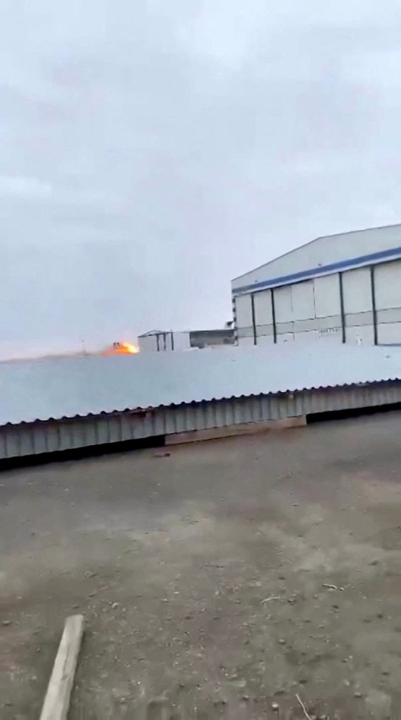 Pemandangan drone menunjukkan lokasi jatuhnya pesawat penumpang Azerbaijan Airlines di dekat kota Aktau, Kazakhstan, 25/12/2024. REUTERS/Azamat Sarsenbayev