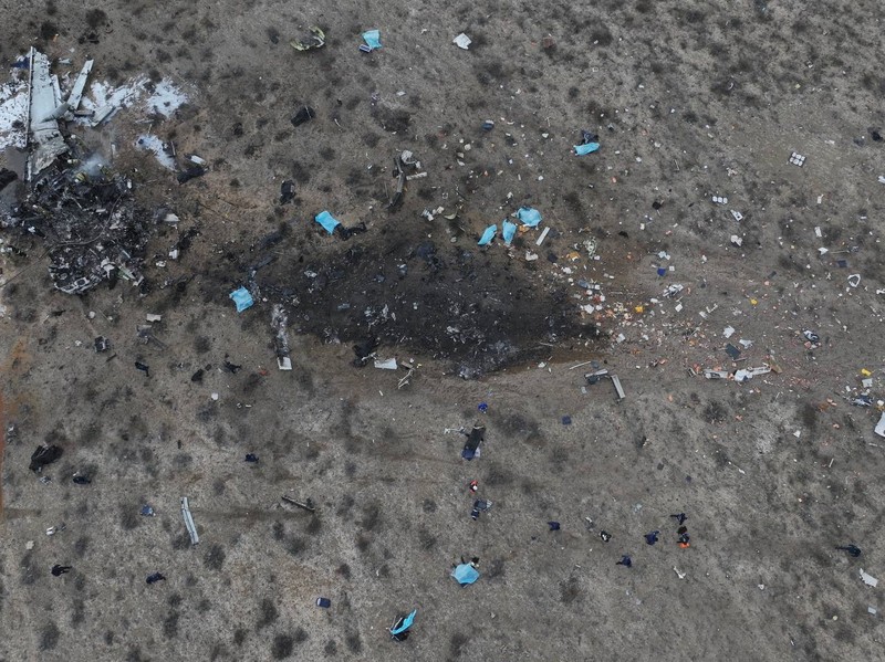 Pemandangan drone menunjukkan lokasi jatuhnya pesawat penumpang Azerbaijan Airlines di dekat kota Aktau, Kazakhstan, 25/12/2024. REUTERS/Azamat Sarsenbayev