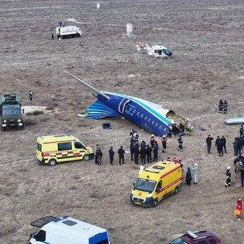 Detik-Detik Pesawat Penumpang Azerbaijan Airlines Jatuh di Kazakhstan